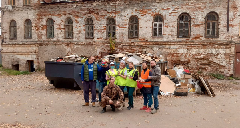 В Кирове прошел субботник у самого первого жилого каменного здания на Вятке