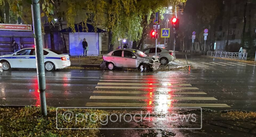 В Кирове две иномарки сошлись в жестком столкновении на улице Щорса