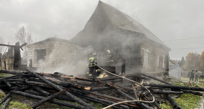 13 сотрудников МЧС России тушили мощный пожар под Кирово-Чепецком