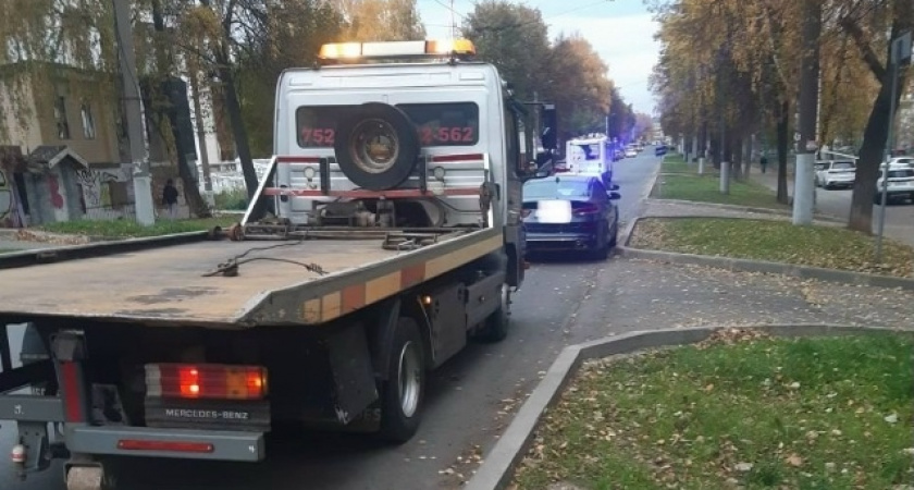 Эвакуаторы увезли машины, мешающие движению троллейбусов в Кирове