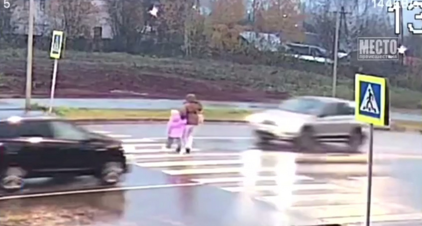 Появились кадры ДТП с маленькой девочкой на пешеходном переходе в Кирове