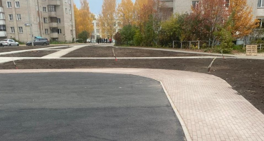 В Кирове на улице Риммы Юровской продолжается строительство сквера