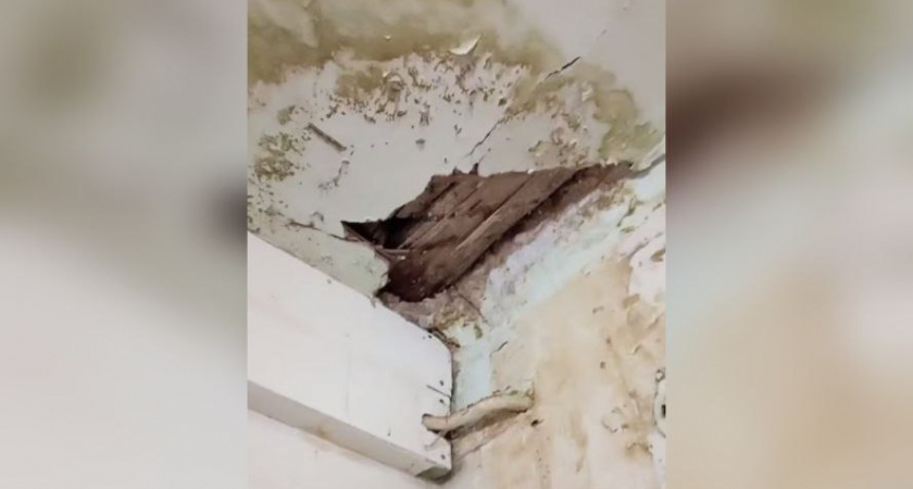 Следователи выясняют, почему в доме в центре Кирова обваливается потолок