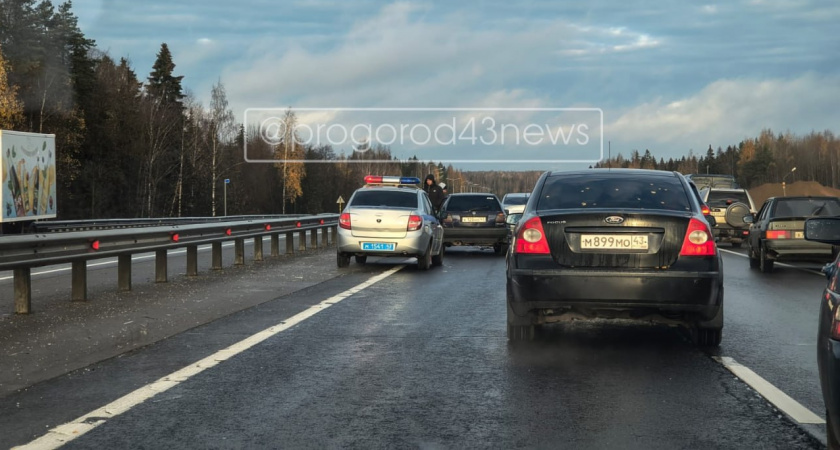 На Южном обходе Кирова иномарка протаранила отбойник, водитель травмирован