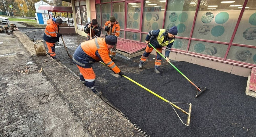 В Кирове на пересечении улиц Орловской и Владимирской ремонтируют тротуары