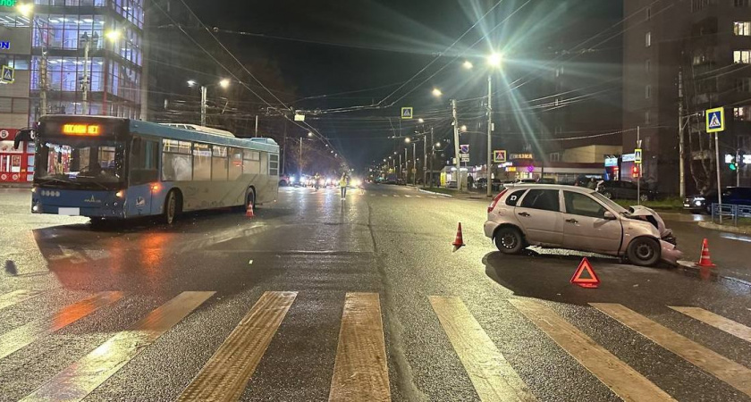 В Кирове 21-летняя девушка на Lada получила травмы, протаранив городской автобус