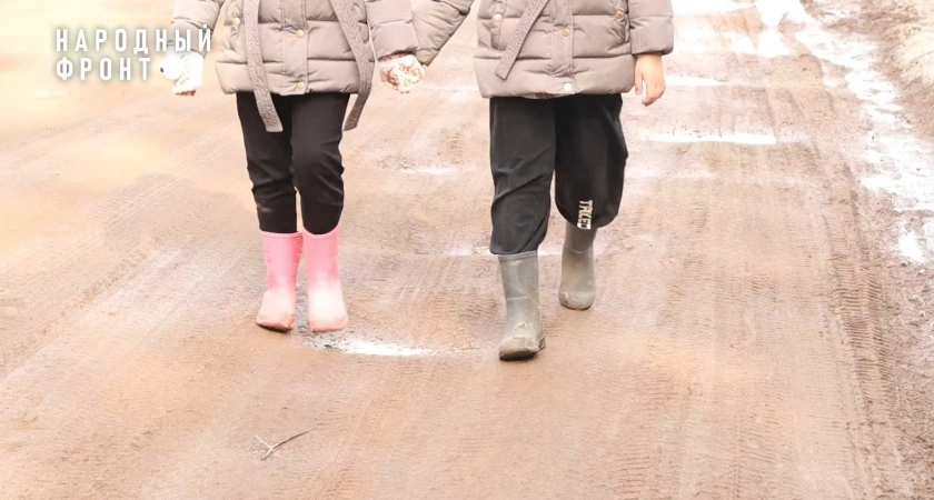 В Кирове ученики одной из школ ходят на занятия через темный лес