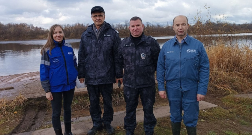 Сотрудники "Газпром газораспределение Киров" выпустили в реку Вятку более тысячи мальков стерляди