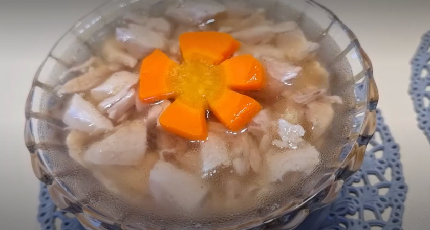 Вкуснейшее заливное из кролика - прекрасный вариант на новогодний стол: даже детишки слопают с удовольствием 