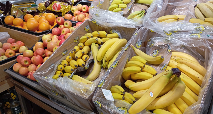 Зачем продавцы "Магнитов" и "Пятёрочек" забирают себе маленькие пакетики из ящиков с бананами. Узнала и чуть со стула не упала 