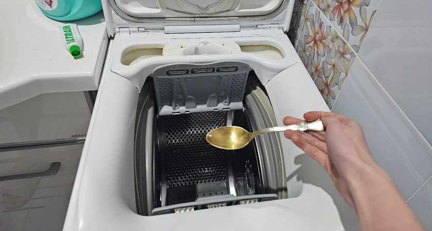 Один стакан при стирке - и вещи белее первого снега: ушлая прачка всегда замешивает в стиралку вместе с порошком это копеечное средство