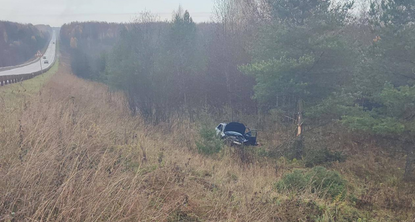 Lada Granta вылетела с трассы под Зуевкой: один человек погиб, двое пострадали