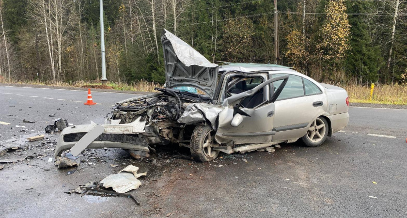 На трассе под Кировом две иномарки сошлись в жестком лобовом столкновении