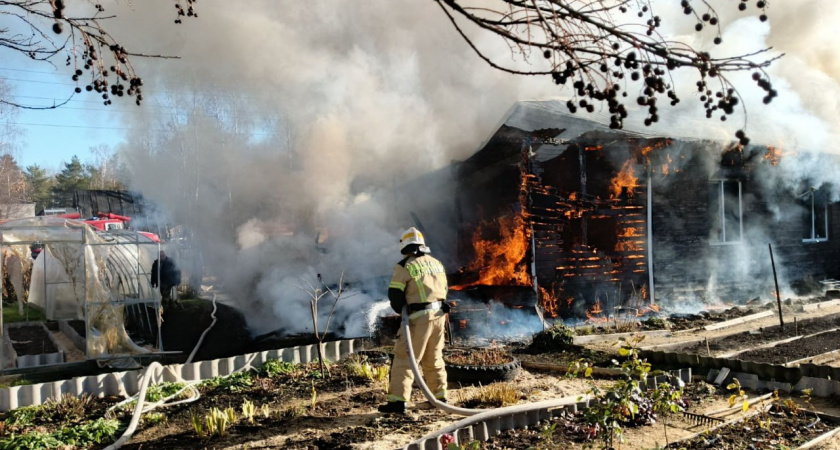 В Куменском районе пламя охватило двухквартирный жилой дом