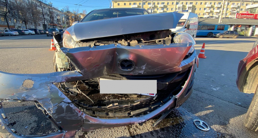 Два человека пострадали в жестком ДТП у железнодорожного вокзала в Кирове