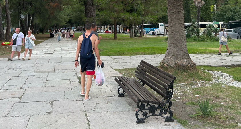 Почему в Абхазии требуют от туристов соблюдать дресс-код - а сами одеваются иначе