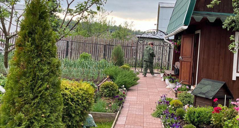 Кто оплачивает забор между участками? Сосед требует, чтобы я строил - раз он поставил снаружи