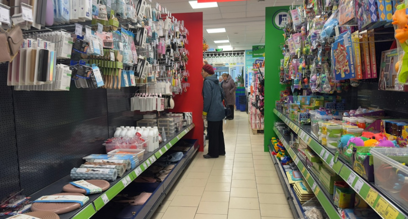 Подруга 3 года отработала в Фикс Прайс и рассказала, почему там низкие цены: вот какие товары она не берет, а какие точно советует 