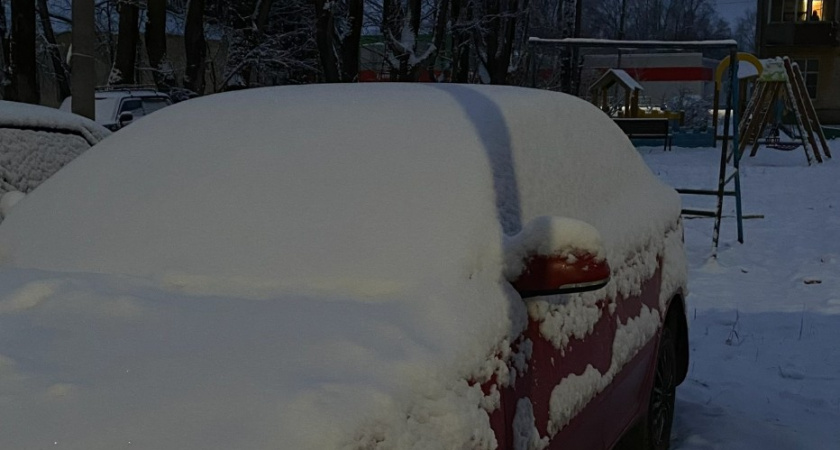 Оставлять зимой в машине - строго запрещено: 9 опасных предметов, из-за которых быть беде - технику испортят напрочь