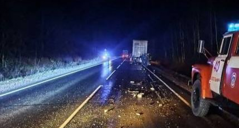 На трассе под Котельничем легковушка Chevrolet попала под фуру