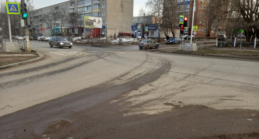 В Кирове на двух перекрестках действует новый светофорный режим