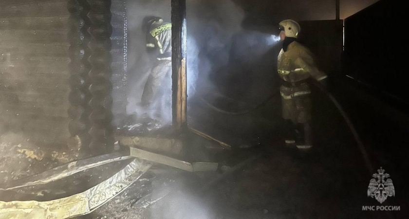 В Слободском районе мощный пожар в жилом доме тушили 22 спасателя