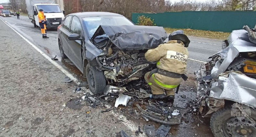 Четыре человека пострадали в результате жесткого лобового столкновения в Котельничском районе