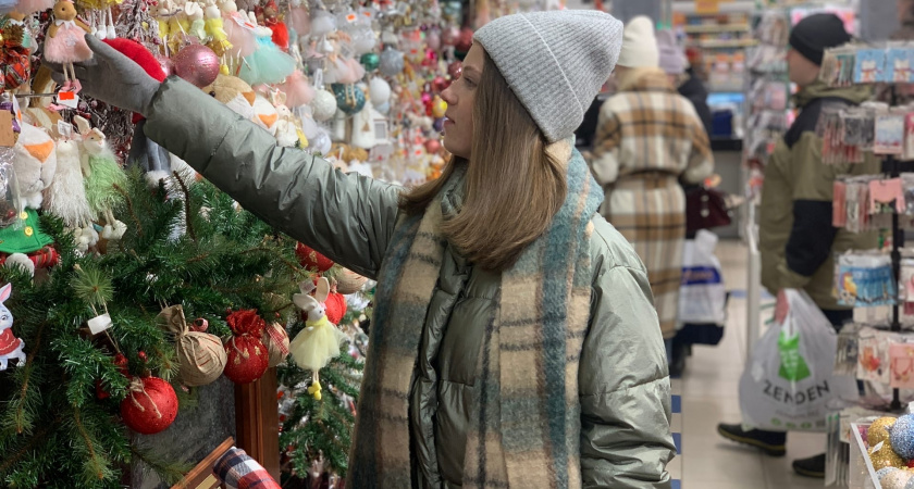 Как нарядить елку к Новому 2026 году: какие цвета и украшения в тренде - станете любимчиком Красной Огненной Лошади