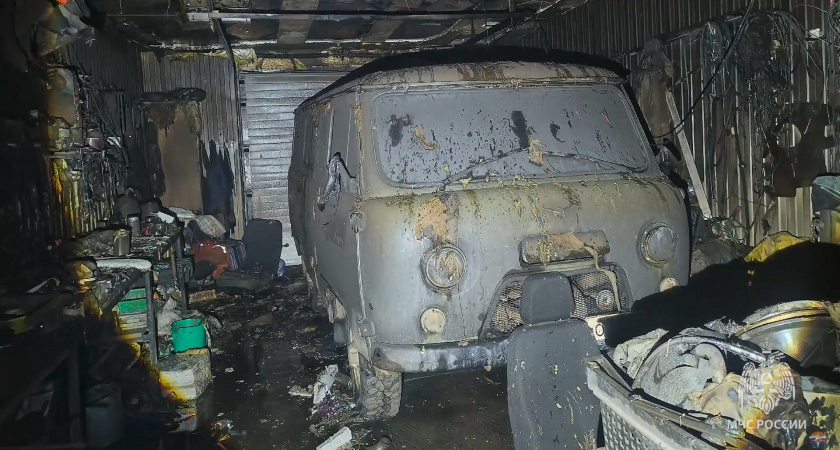 В Кирове вспыхнул гаражный бокс с автомобилем УАЗ, хозяин получил ожоги