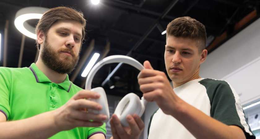 90-е звучат громче: у кировчан снова в моде полноразмерные наушники