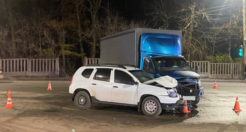 В Кирове в жесткой аварии "Газели" и Renault травмы получила 25-летняя девушка