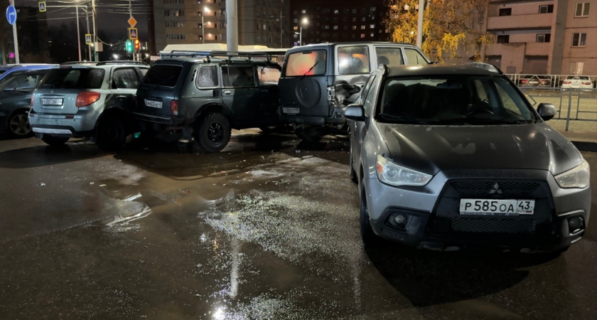 В Кирове пьяный гонщик на глазах очевидцев протаранил четыре машины на парковке