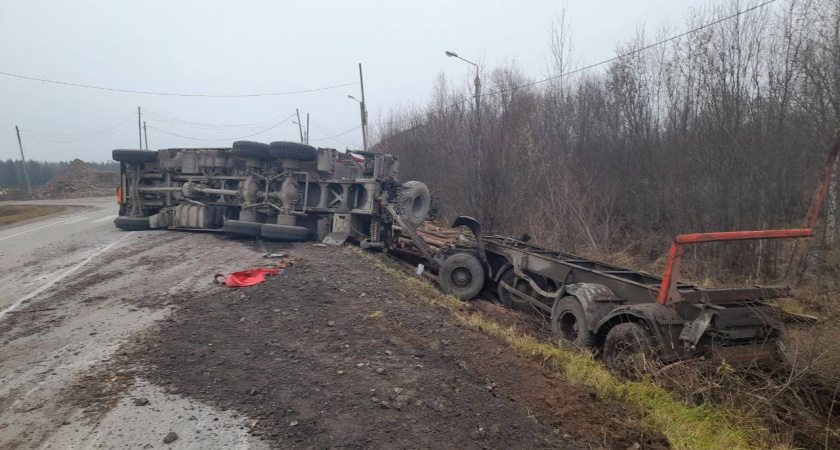 Груженый лесовоз опрокинулся на трассе в Мурашинском районе, пострадал водитель