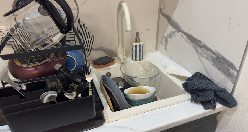 Почему нельзя мыть посуду в гостях