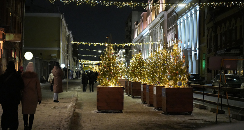 На улице Спасской в Кирове началась подготовка к Новому году