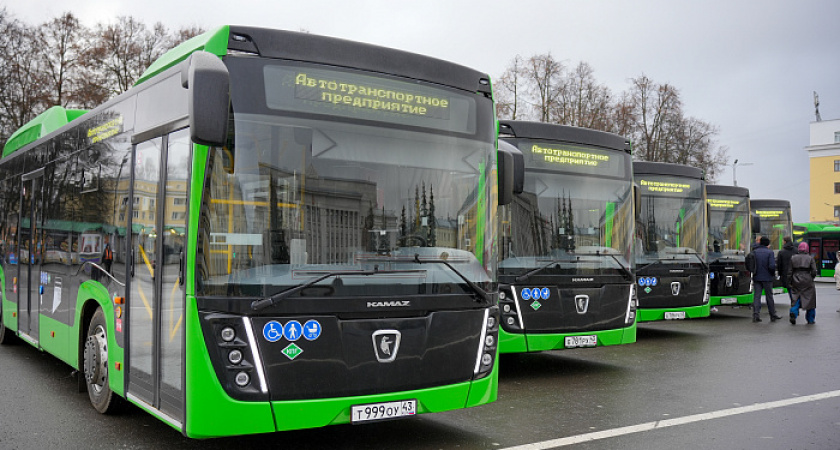 В Кирове 15 новых зеленых автобусов вышли на линию прямо с Театральной площади