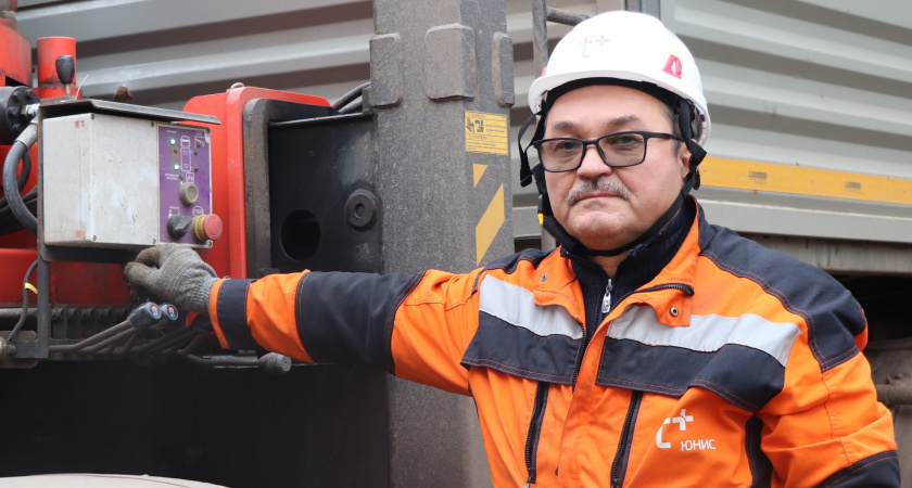 "Главное для нас - обеспечить людей теплом": машинист крана-манипулятора про обслуживание Кировских тепловых сетей "Т Плюс"