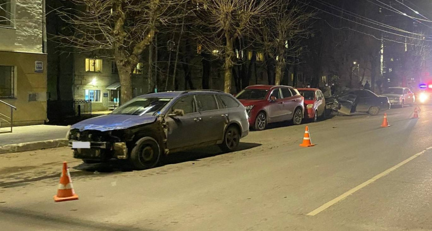 Жесткое ДТП с участием четырех машин произошло на Октябрьском проспекте в Кирове