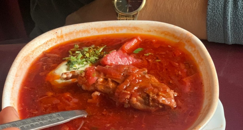 Как варят настоящий борщ, а не суп со свеклой: отыскала рецепт 1952 года. Есть 2 тонкости: от них зависит вкус и рубиновый цвет