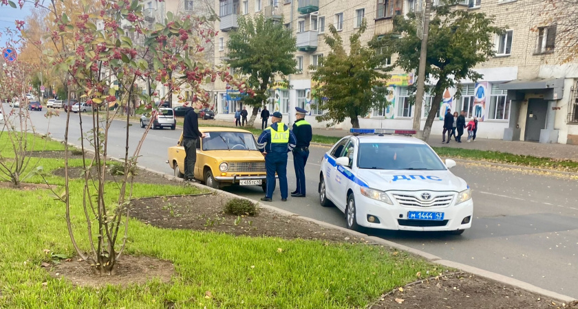 Остановил инспектор ГИБДД: сзади пассажир не пристегнут, штраф - кто виноват и как вести себя по закону