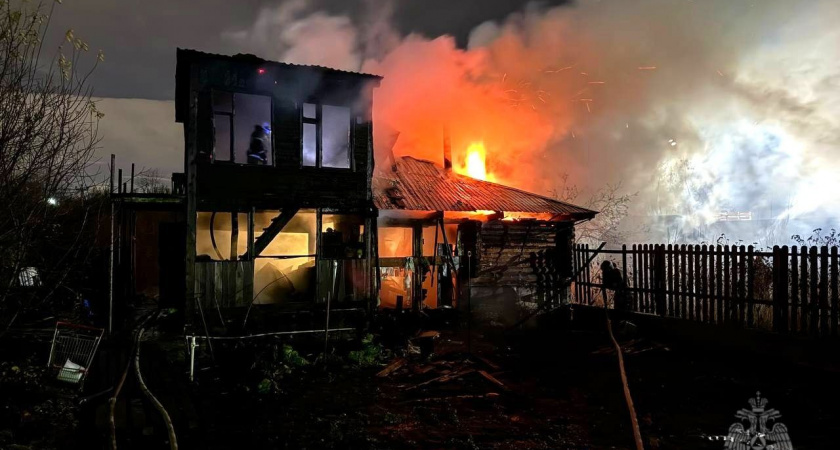 В одном из районов города Кирова вечером произошел серьезный пожар в частной бане