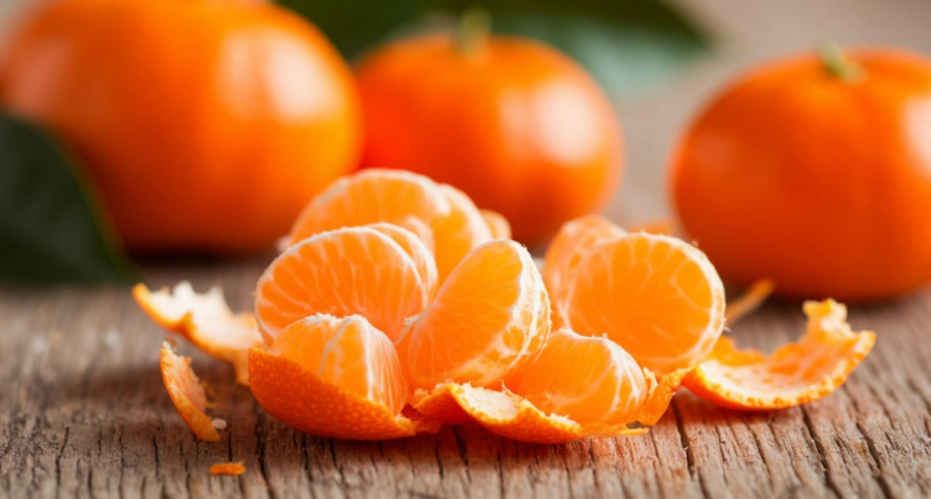 Мандариновые корки заливаю уксусом — и вся кухня блестит: суперская зимняя находка для дома