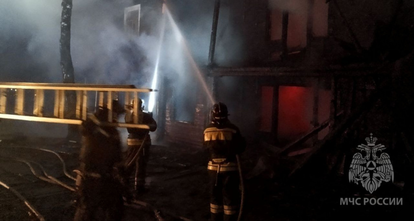 Сильный пожар уничтожил двухэтажный деревянный дом в Нововятском районе Кирова