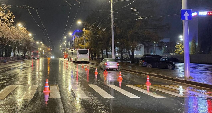 В Кирове на Октябрьском проспекте машина снесла женщину на пешеходном переходе
