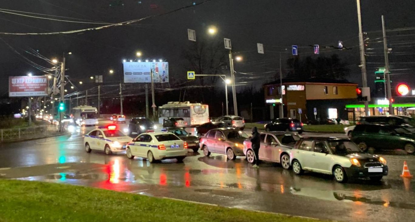 Массовая авария с четырьмя машинами произошла в Кирове, пострадала девушка