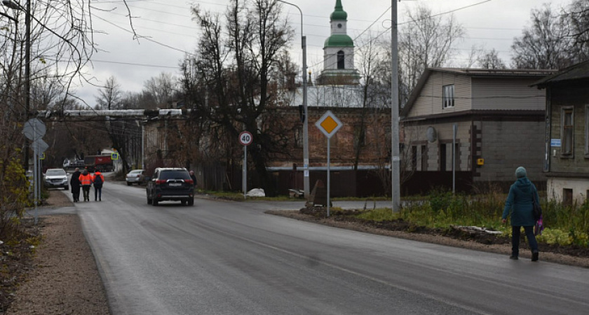 В Слободском впервые асфальтировали одну из главных улиц города – Екатерининскую