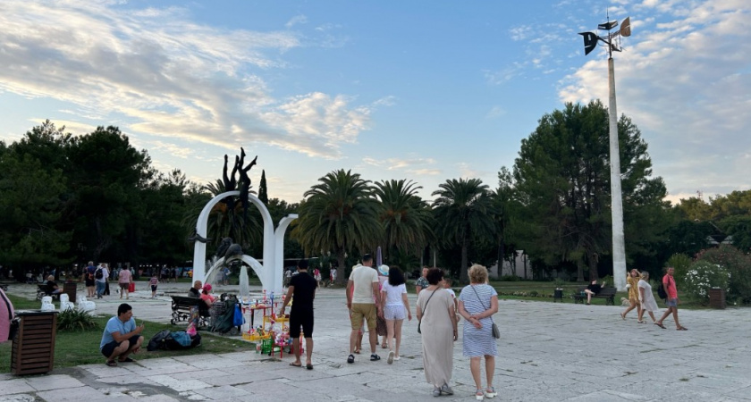 Почему в Абхазии требуют от русских соблюдать дресс-код, которому не следуют сами - об этом вслух не говорят