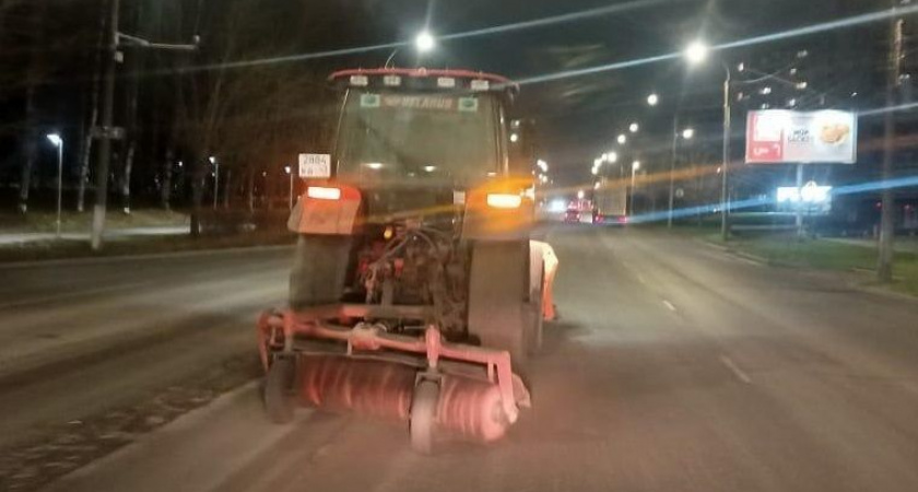 В Кирове начали обрабатывать улицы противогололедными материалами