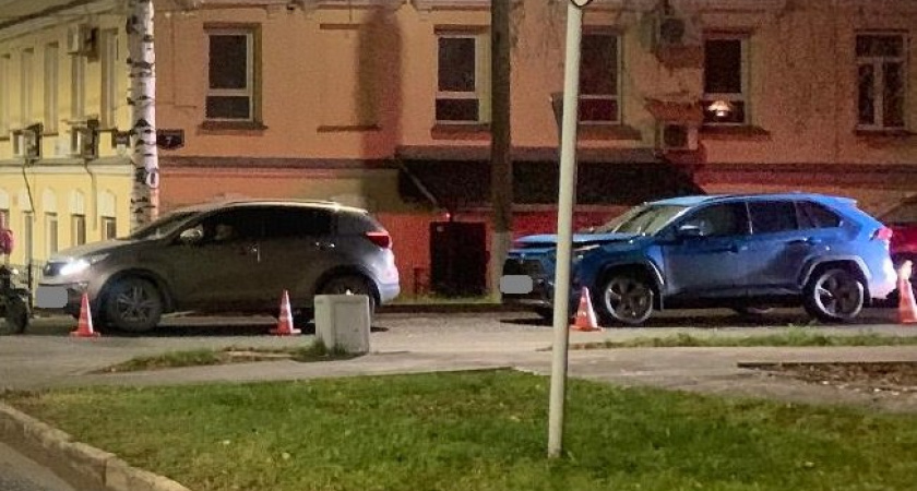 Два кроссовера под управлением женщин попали в ДТП на улице Орловской в Кирове