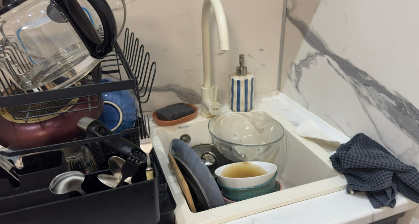 Это застрянет в трубах намертво: сантехник назвал «безобидные» вещи, которые нельзя смывать в  канализацию